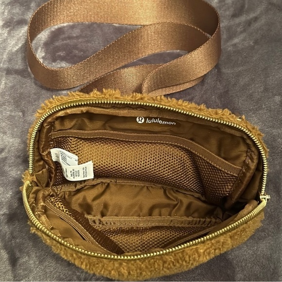 Lululemon Everywhere Belt Bag 1L Sherpa Fleece in Burnt Caramel - Picture 6 of 7